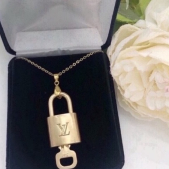 Louis Vuitton lock & key with gold necklace - Picture 2 of 7
